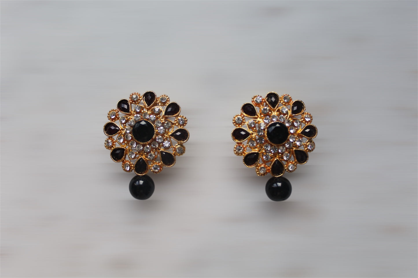 Studs with Black Pearl - Black