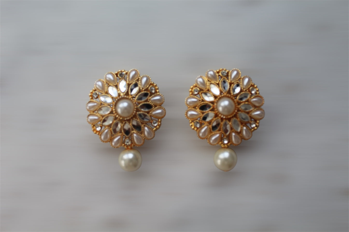 Tops with White Pearl - Earrings